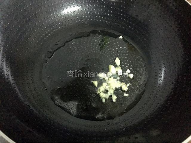 锅中倒入适量的油烧热后放入蒜末爆香