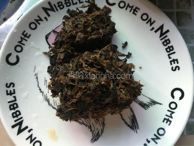 菜干泡好后多过几遍水，然后挤干水分