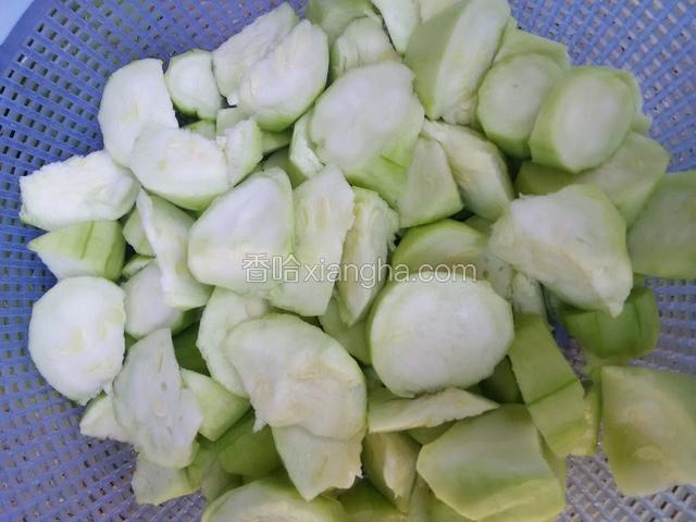 丝瓜去皮切段，洗干净