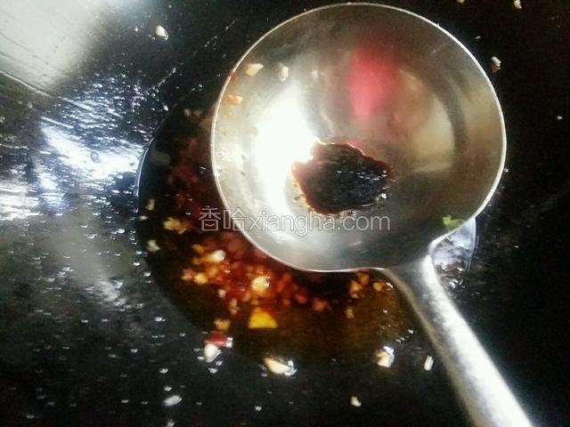 把刚才调好的，白糖.醋.和味精混合汁，倒入锅内炒均匀