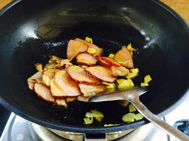 下入腊肉煸炒出香味
