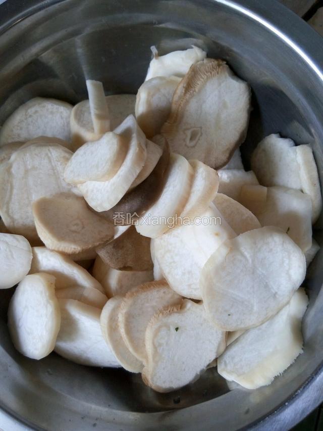 切成圆片。（根据喜好任意切形状都行）
