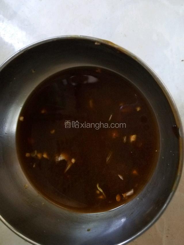 蒜头切末，放碗里加入耗油，生抽，白糖，盐，鸡粉，少量清水调成汁液