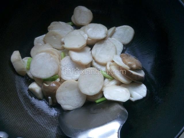 倒入杏鲍菇翻炒片刻