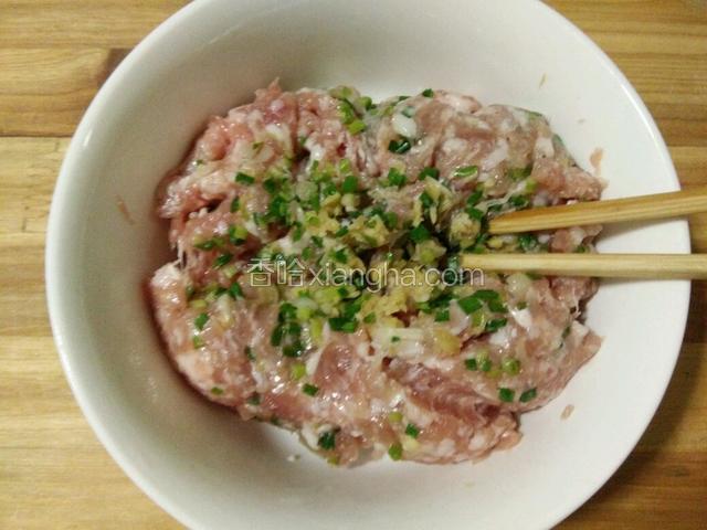 将肉末里加入盐 糖 鸡精 料酒 淀粉 十三香 少许清水，再加入切好的葱姜，用筷子按一个方向搅和上筋