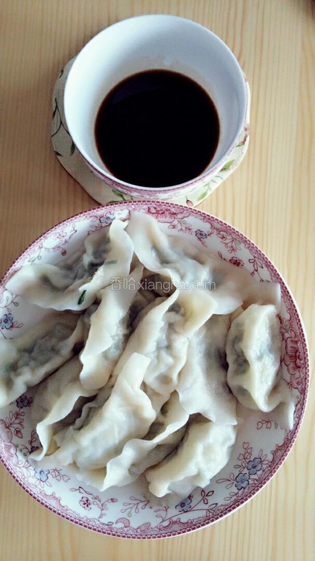 酱料可以根据自己口味调（我放少许醋滴一滴香油）鲜香可口很美味呢