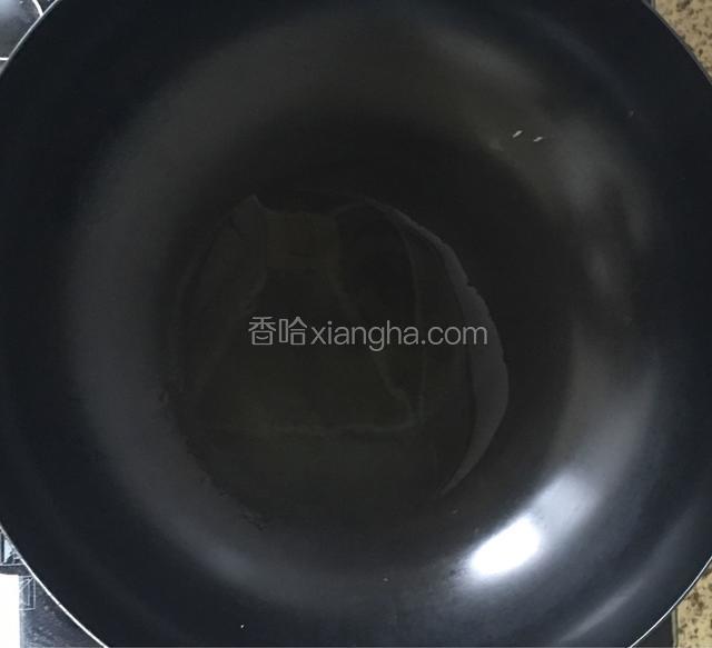 锅中放入比平时炒菜多一点的油放入葱白姜片炒香