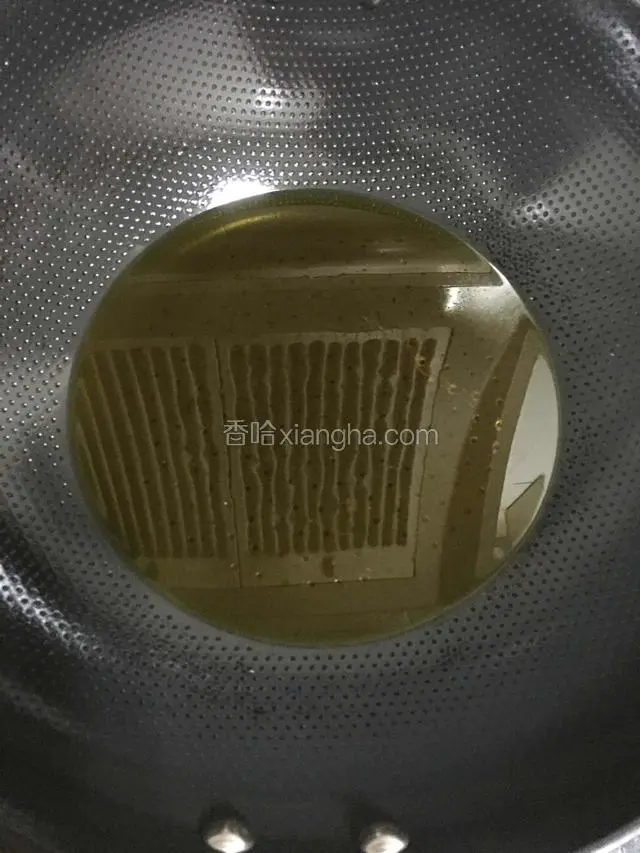热锅放入较多的油