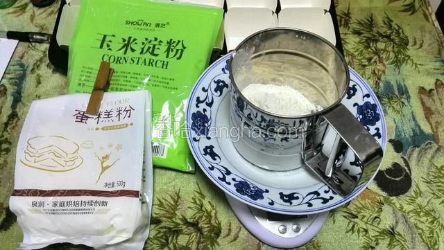 低筋粉玉米淀粉过撒三遍。