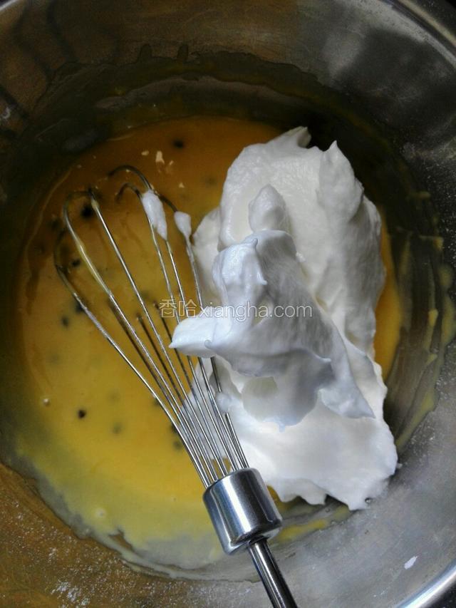 取三分之一的蛋白到蛋黄糊里