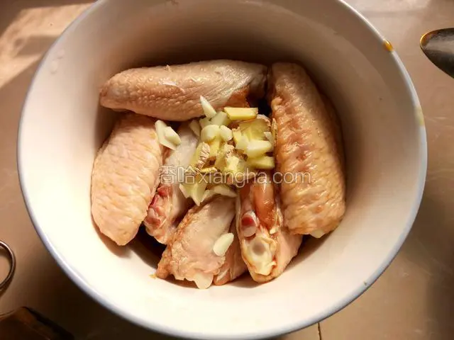 接着放入蒜末、姜末、黑胡椒粉搅拌。