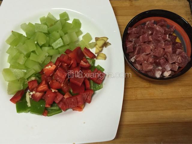 莴笋，青椒，红椒，肉切丁，肉用少许淀粉腌制