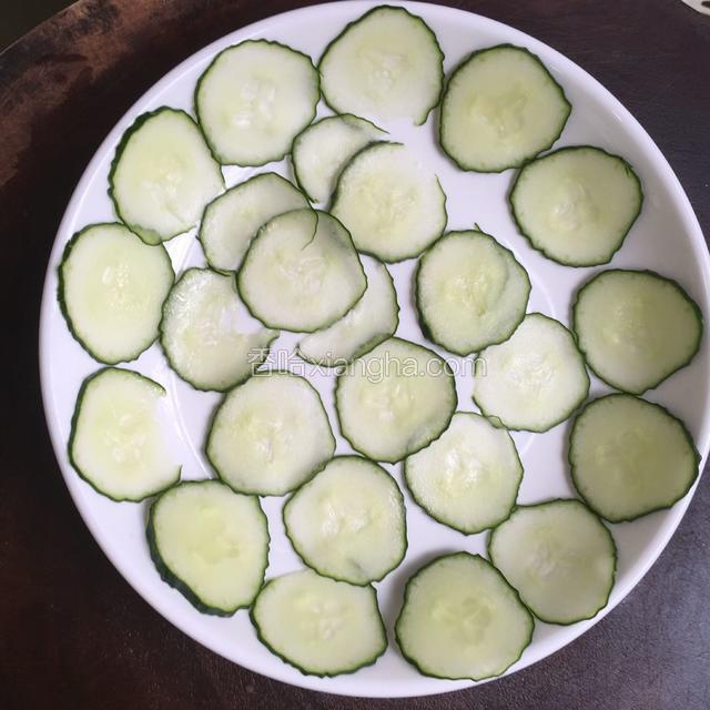 煎鱼的时间就可以做这个了 碟子铺上一层薄薄的黄瓜片