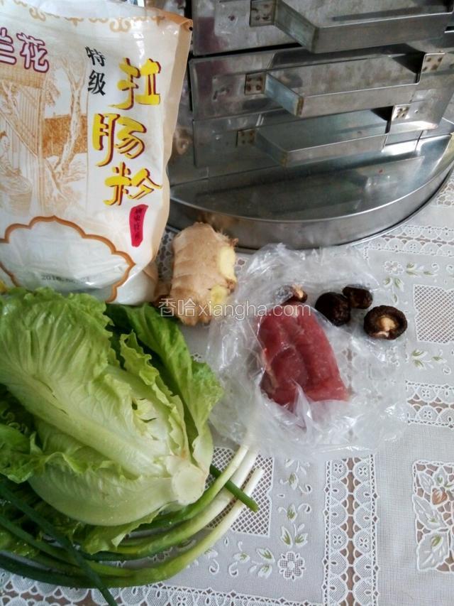 工具有家用小型肠粉蒸屉，食材有拉肠粉，瘦肉，干香菇，姜，蒜坨，葱。