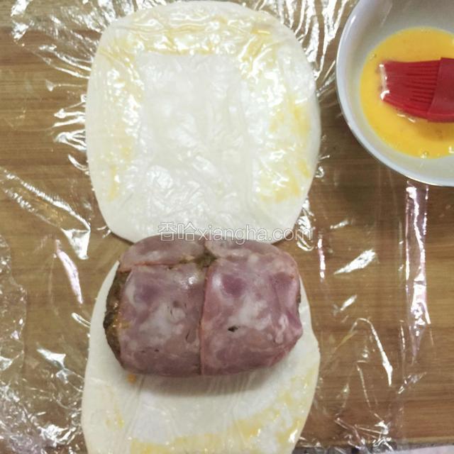 酥边上皮抹蛋液，再卷起来