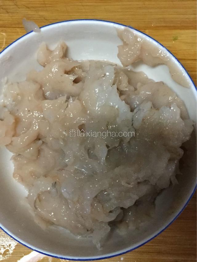 虾仁去壳，背后剖开，去掉虾肠子，用料酒洗净，用大葱，姜片腌制一会，取虾仁剁泥