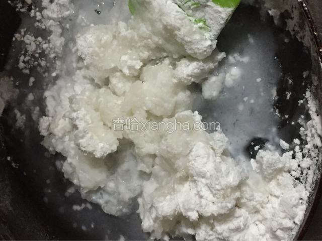 锅里烧一小碗开水，倒入混合好的面粉，搅拌（水不能掺多了，面会很稀，可以先加入一小碗，水少了再试着加一些开水）