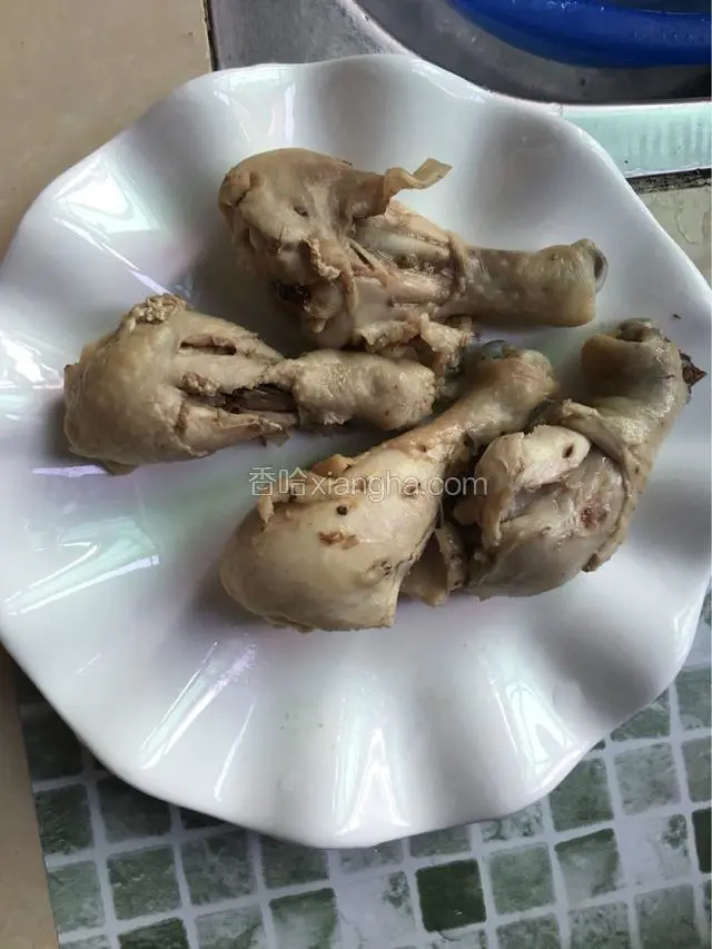 鸡腿煮熟后晾凉