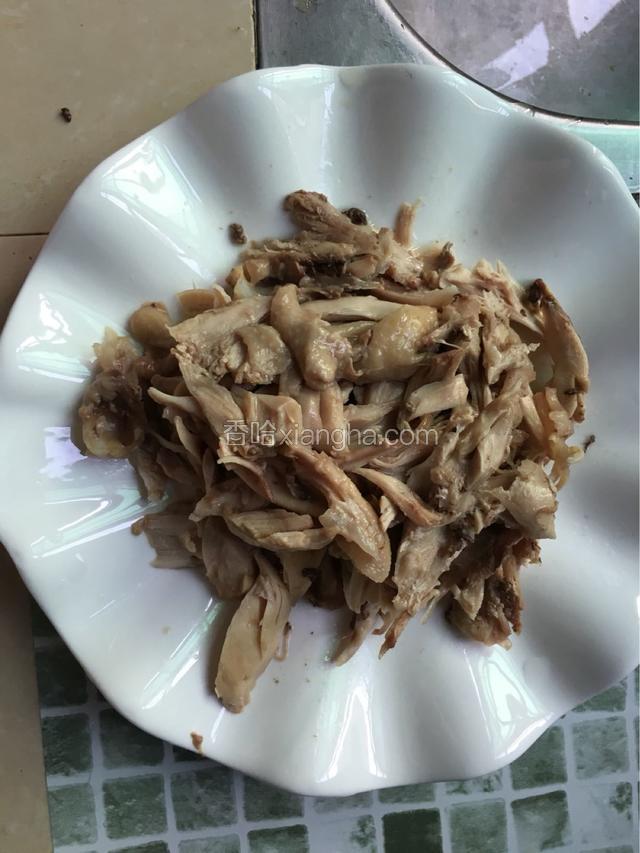 戴上一次性手套把鸡肉撕碎条