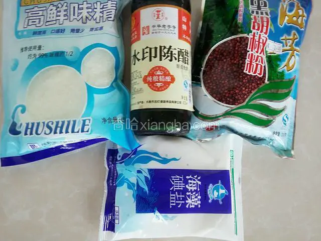 准备大至调料，盐.味精.黑胡椒和陈醋