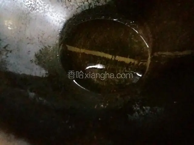锅内加适量色拉油，中火烧至六成热