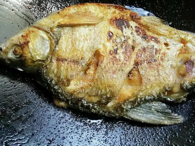 待鱼煎黄时，翻面继续把另一面煎黄，还是撒少许的盐煎制，撒盐一定注意量，不然这道菜就会咸的