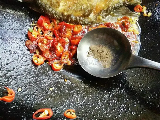 再放少许胡椒粉