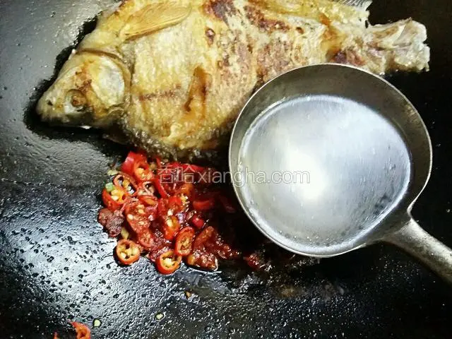 调料放好后，加约两百克的清水