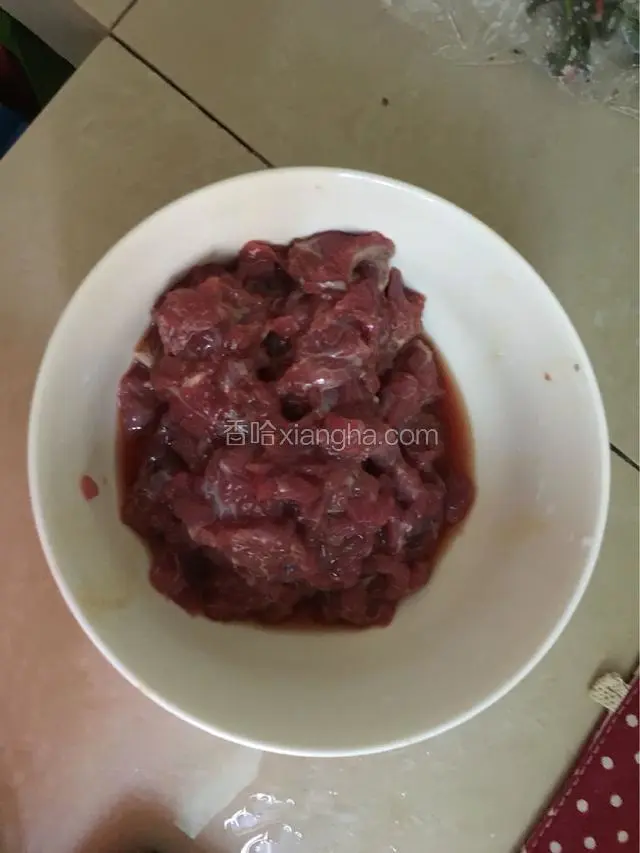 牛肉切好然后用生粉盐生抽抓腌一下