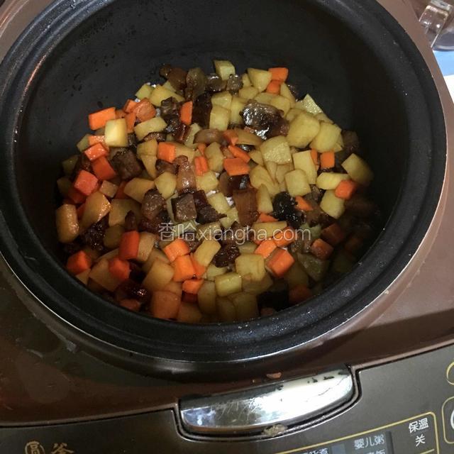 去掉多余的油，将炒好的腊肉土豆倒入锅内