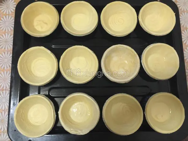 把蛋挞皮整齐的摆入烤盘中！