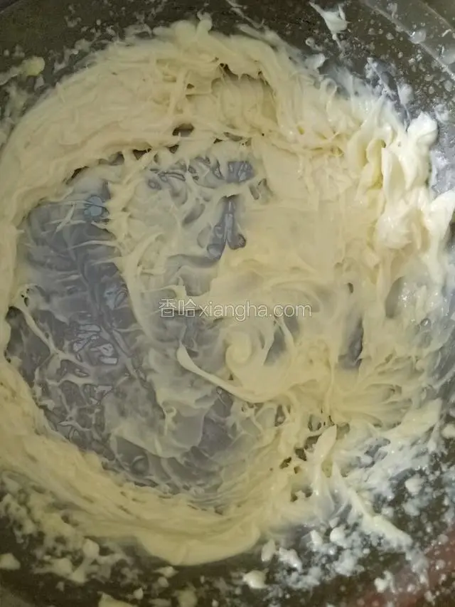 淡奶油加糖霜，用电动打蛋器打至七成发。