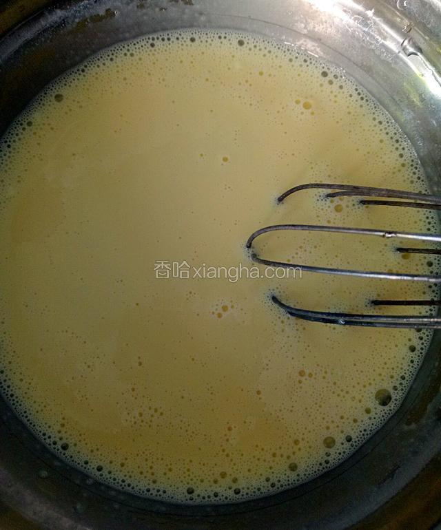 蛋黄与纯牛奶搅拌均匀。