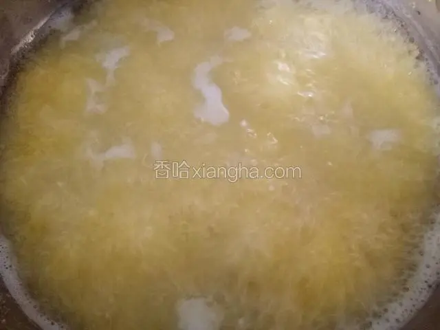 蛋黄液小火加热搅拌，晾凉待用。