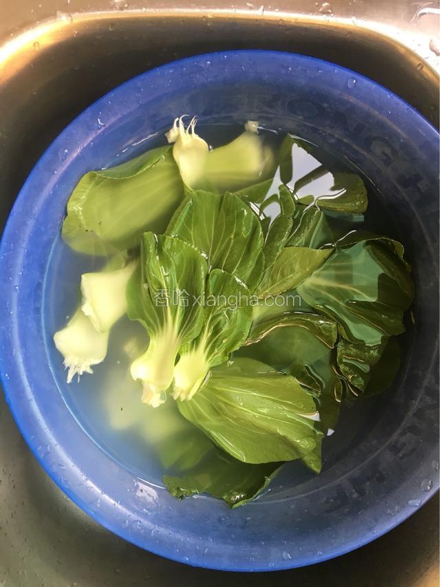 大油菜一片片掰开然后在水中浸泡半小时
