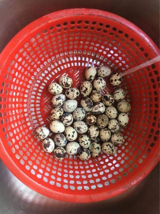 煮熟的鹌鹑蛋先泡下冷水晾凉