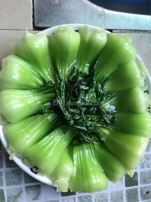 锅中放入适量的油把大油菜先炒熟然后摆盘