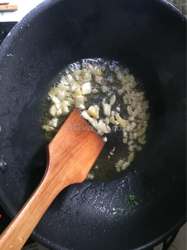 锅中留底油把蒜头和生姜先去爆香