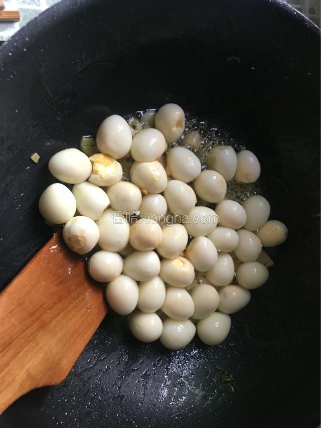 然后把鹌鹑蛋放入炒