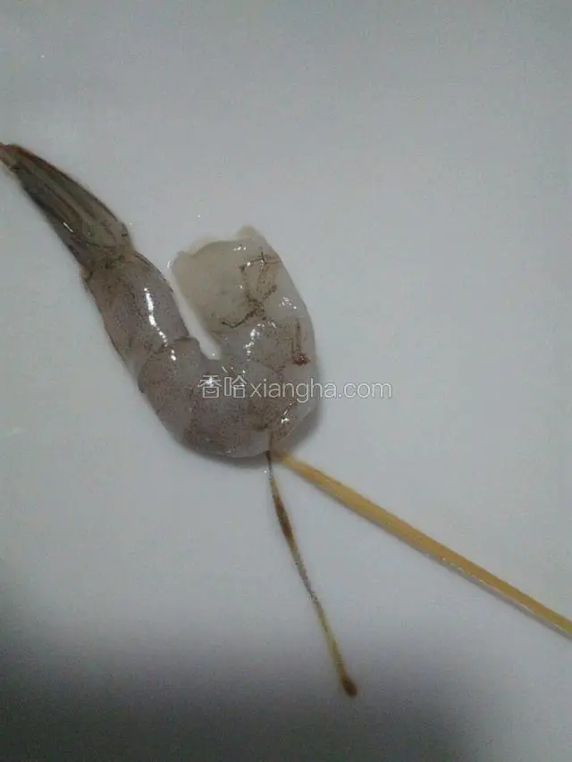 扒掉虾皮，虾头，留虾尾部（为了漂亮）背部剖开，用牙签挑出虾虾线（个人觉得用手拿出来最方便，为了图片这样做了）