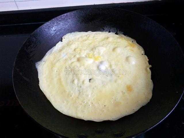 鸡蛋打撒，不粘锅不用放油，摊成圆饼