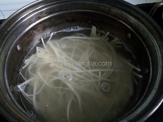 水烧开放入面条，煮5分钟