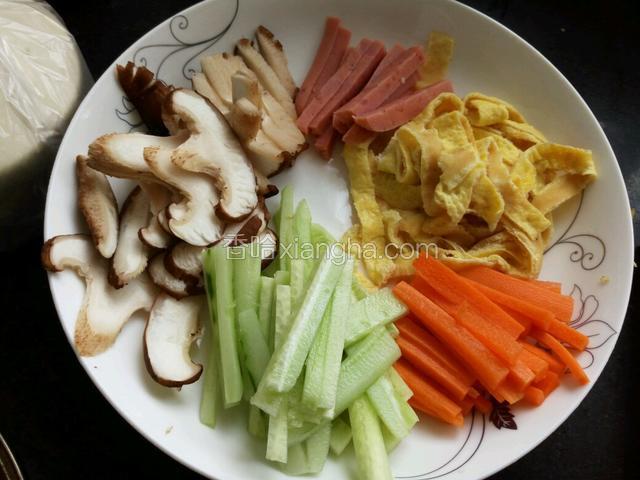 煮面条的时候把材料切成条状，香菇焯水，忘了拍图。