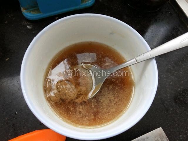 调酱汁，两勺芝麻酱，一勺酱油，两勺醋，两勺白开水，半勺白糖。搅拌均匀。