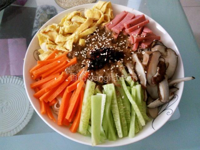 浇上酱汁，再来点老干妈，撒点芝麻！开吃！