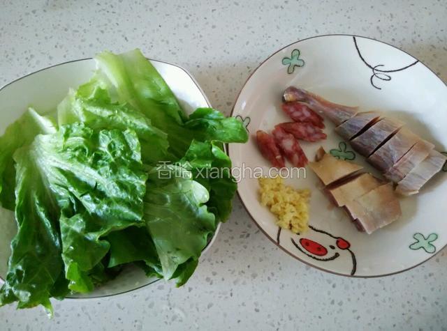 然后准备好其他材料，腊鸭切块，腊肠切片，姜剁成蓉，生菜洗干净