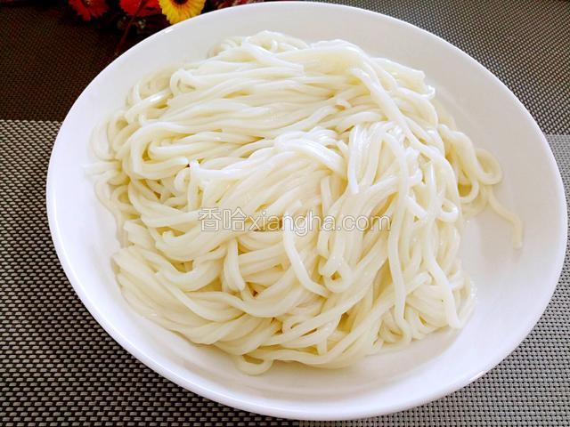煮熟面条过凉开水装盘