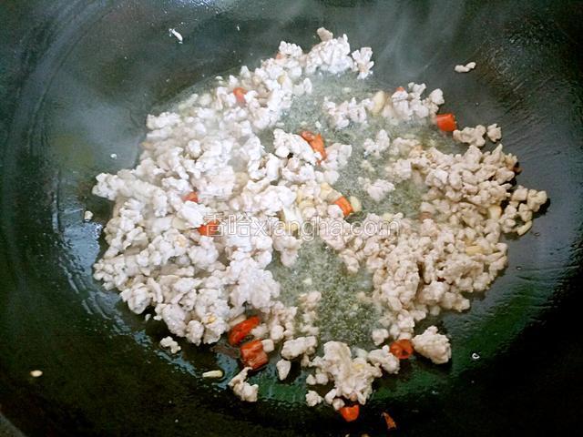 下肉馅炒熟