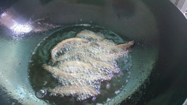 注意翻面，直到两面炸酥脆就可以了