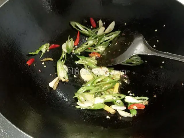 炒锅从新置油烧至5层热放入姜，蒜，辣椒翻炒。